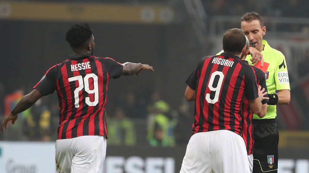 Tin bóng đá ngày 13/11: Higuain bị phạt nặng khi nhận thẻ đỏ