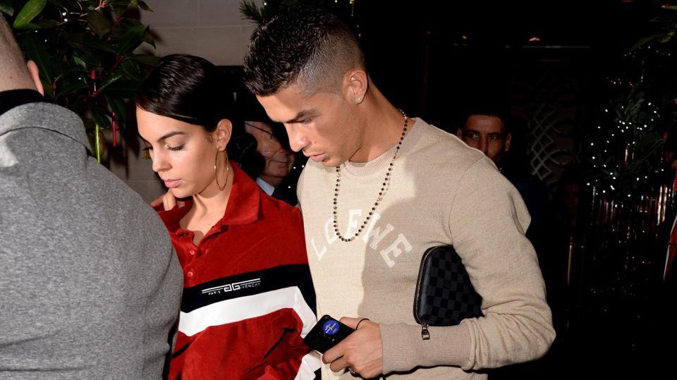 Sang Anh xem ATP, Ronaldo dẫn bạn gái đi thẩm rượu giá 270 triệu đồng
