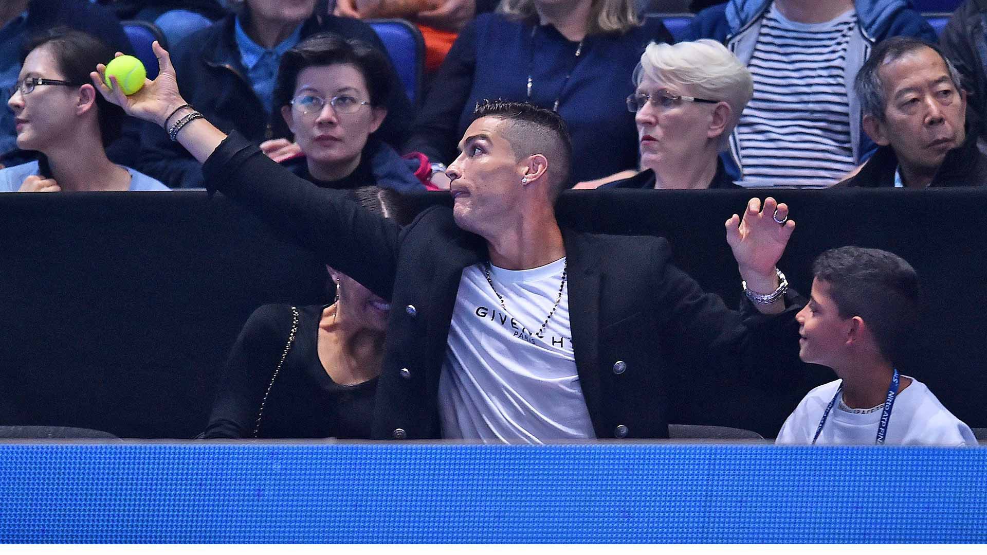 Cristiano Ronaldo đón hụt bóng trong trận Djokovic thắng Isner ở ATP Finals
