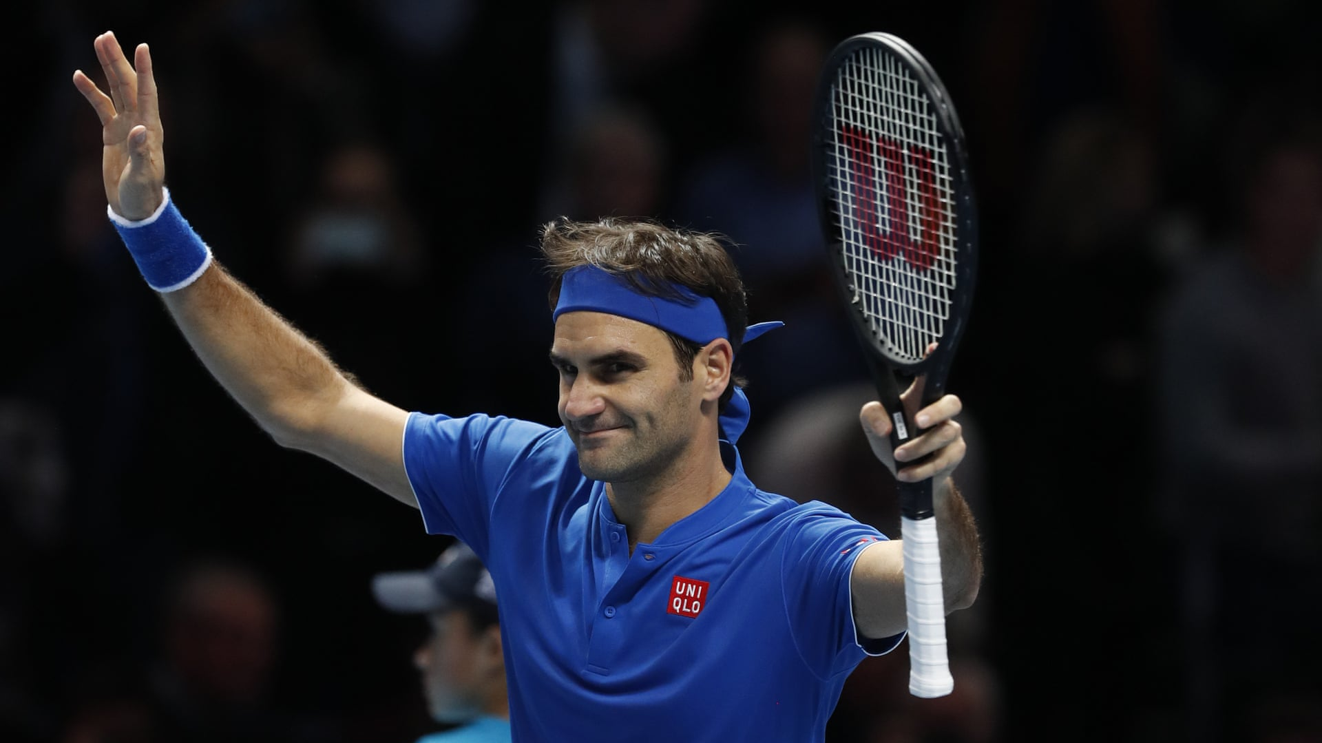 Đứng dậy mạnh mẽ sau mở màn thảm họa, Federer rộng cửa vào bán kết ATP Finals