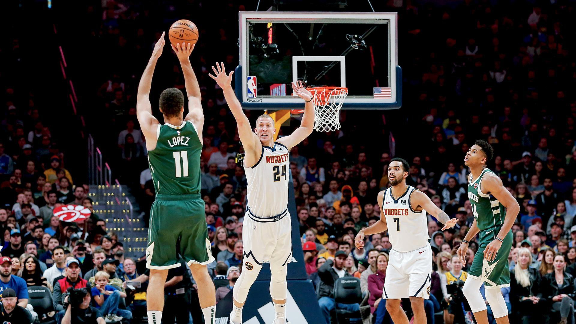 Đừng đùa với Brook Lopez, trung phong của Bucks đang ném 3 điểm cháy hơn cả Stephen Curry - Ảnh 1.