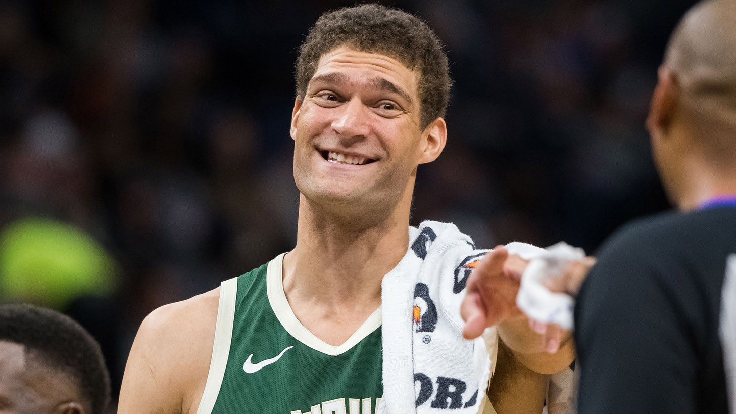 Đừng đùa với Brook Lopez, trung phong của Bucks đang ném 3 điểm "cháy" hơn cả Stephen Curry