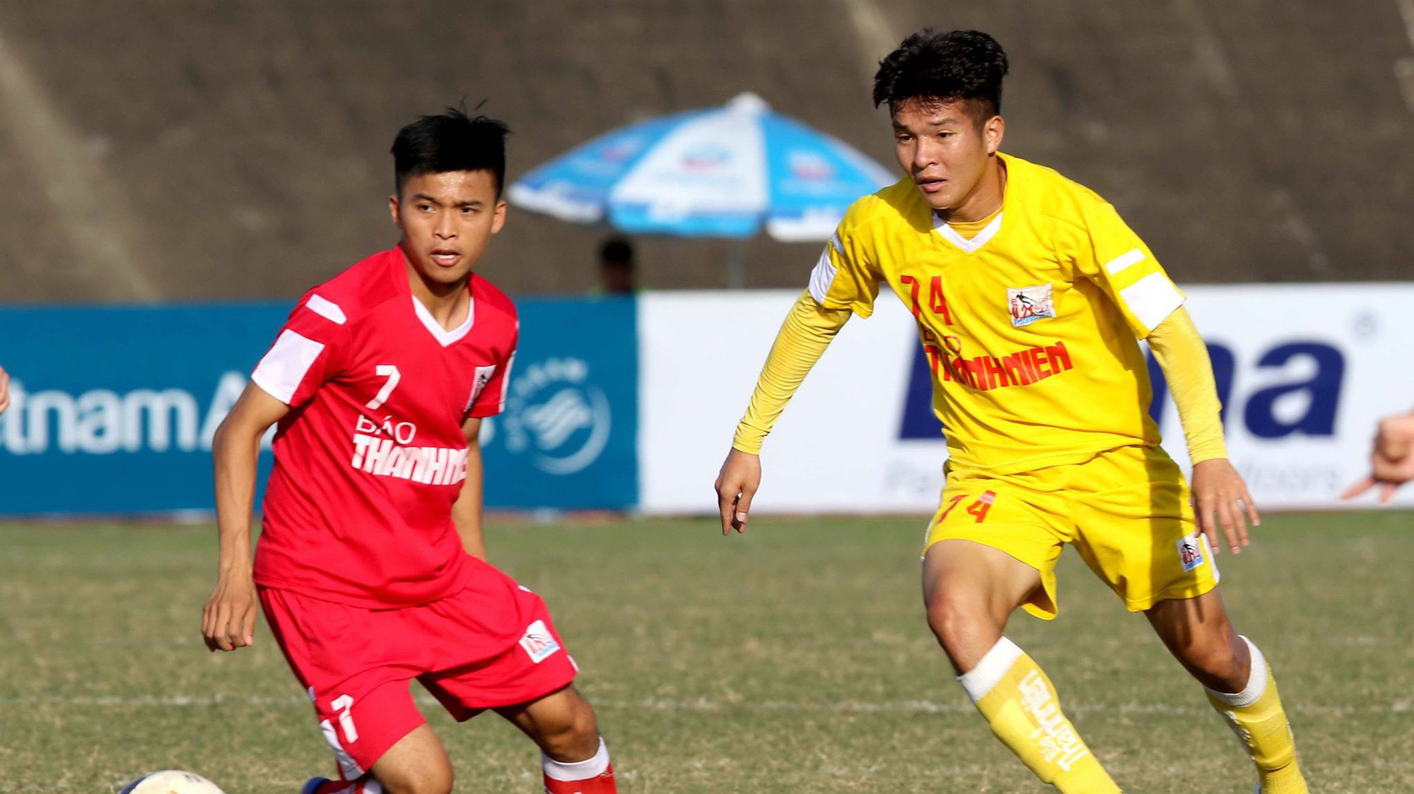 Tuyển thủ U23 Việt Nam đá xấu, HLV Minh Đức nói thẳng “trọng tài có chuyên môn chưa tốt”