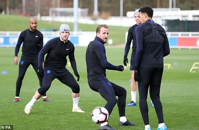 HLV Gareth Southgate gây sốc khi chọn đội trưởng tuyển Anh ở trận tôn vinh Rooney - Ảnh 3. HLV Gareth Southgate gây sốc khi chọn đội trưởng tuyển Anh ở trận tôn vinh Rooney - Ảnh 3.