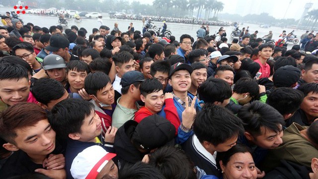 Cò vé rao giá 2.5 triệu/1 vé trận Việt Nam-Malaysia, cơ quan an ninh vào cuộc xử lý