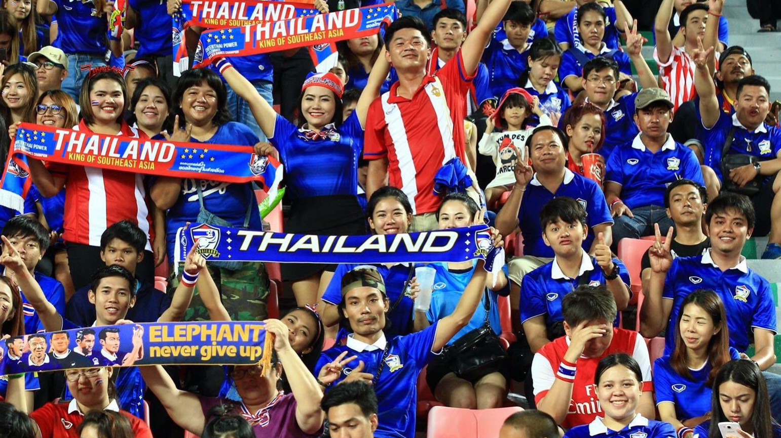 Trái ngược Việt Nam, tuyển Thái Lan phải “cầu xin” CĐV đến sân