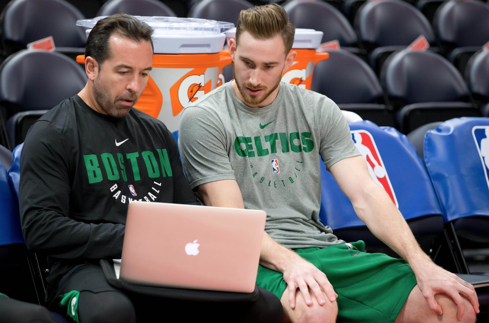 Học tập đi Carmelo Anthony, Gordon Hayward sẵn sàng dự bị để Boston Celtics chơi tốt hơn đây này - Ảnh 3. Học tập đi Carmelo Anthony, Gordon Hayward sẵn sàng dự bị để Boston Celtics chơi tốt hơn đây này - Ảnh 3.