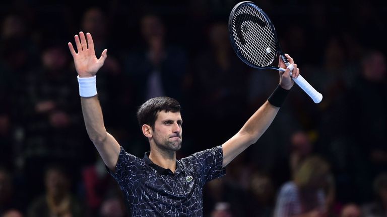 Djokovic thắng dễ Zverev, vào bán kết ATP Finals