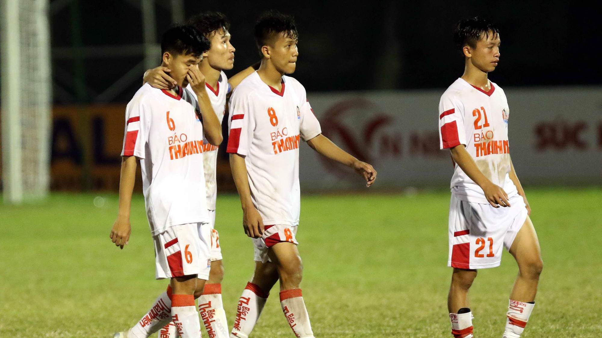 U21 QUỐC GIA: Phản ứng trọng tài quyết liệt, thầy cũ Công Phượng ức chế phớt lờ bàn về “Vua sân cỏ”