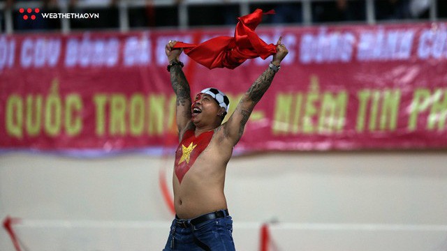 "Nhà tiên tri" vượt "tường lửa" đột kích xuống sân Mỹ Đình