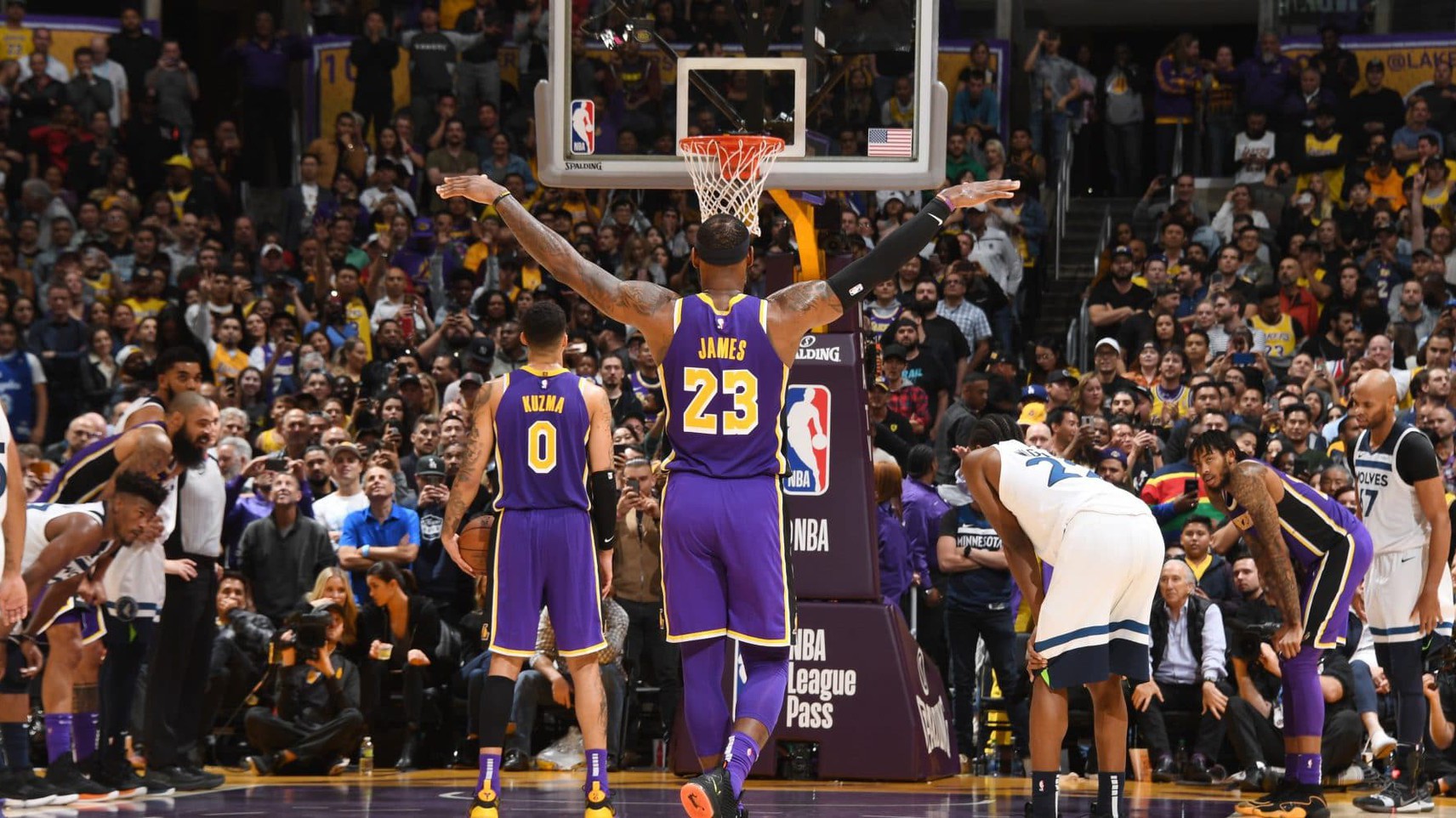 Nếu giữ phong độ như vậy, chính xác khi nào LeBron James sẽ vượt mặt Michael Jordan?