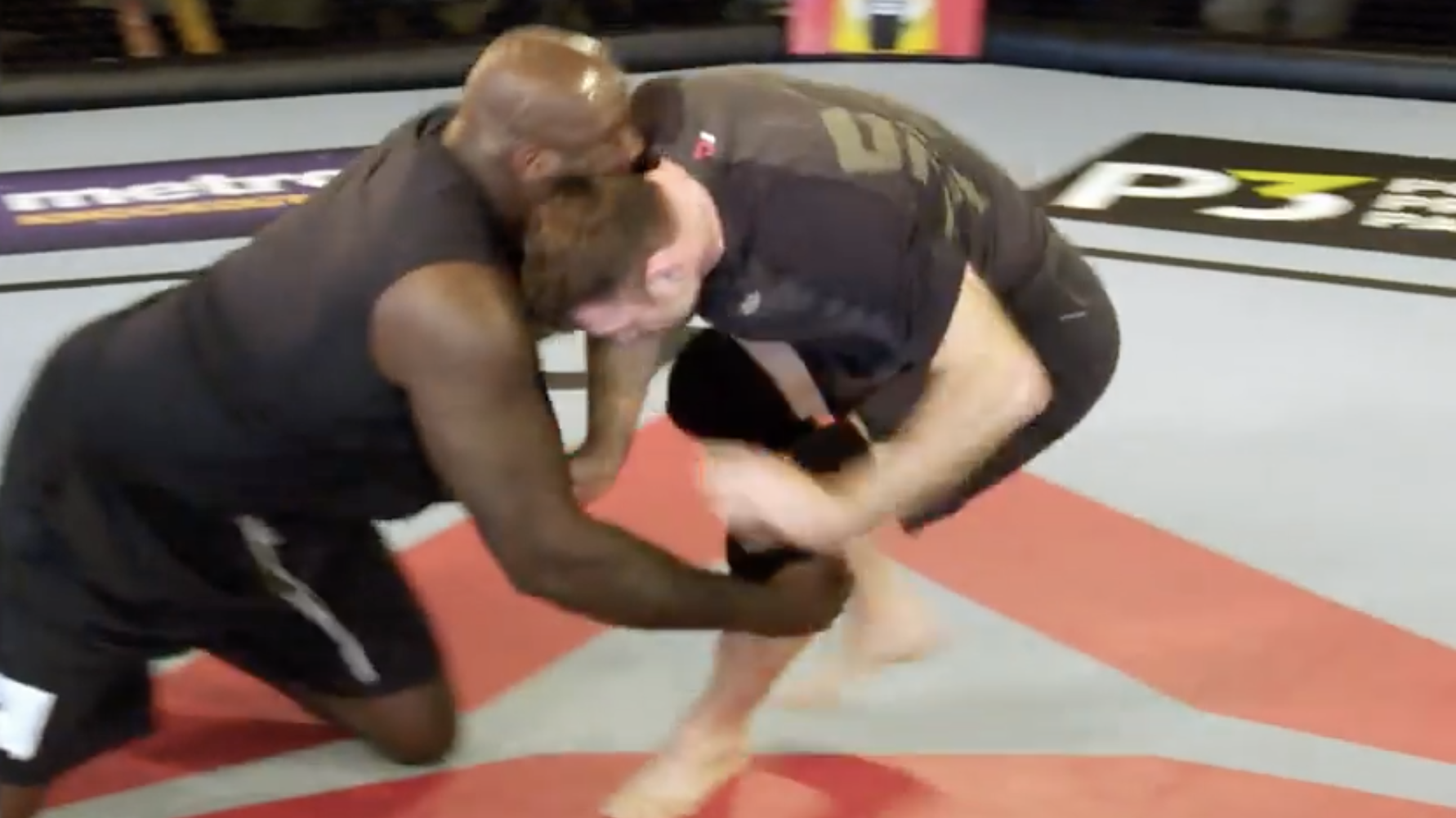 Sau Boxing, huyền thoại NBA Shaquille O'Neal thử sức trong lồng sắt