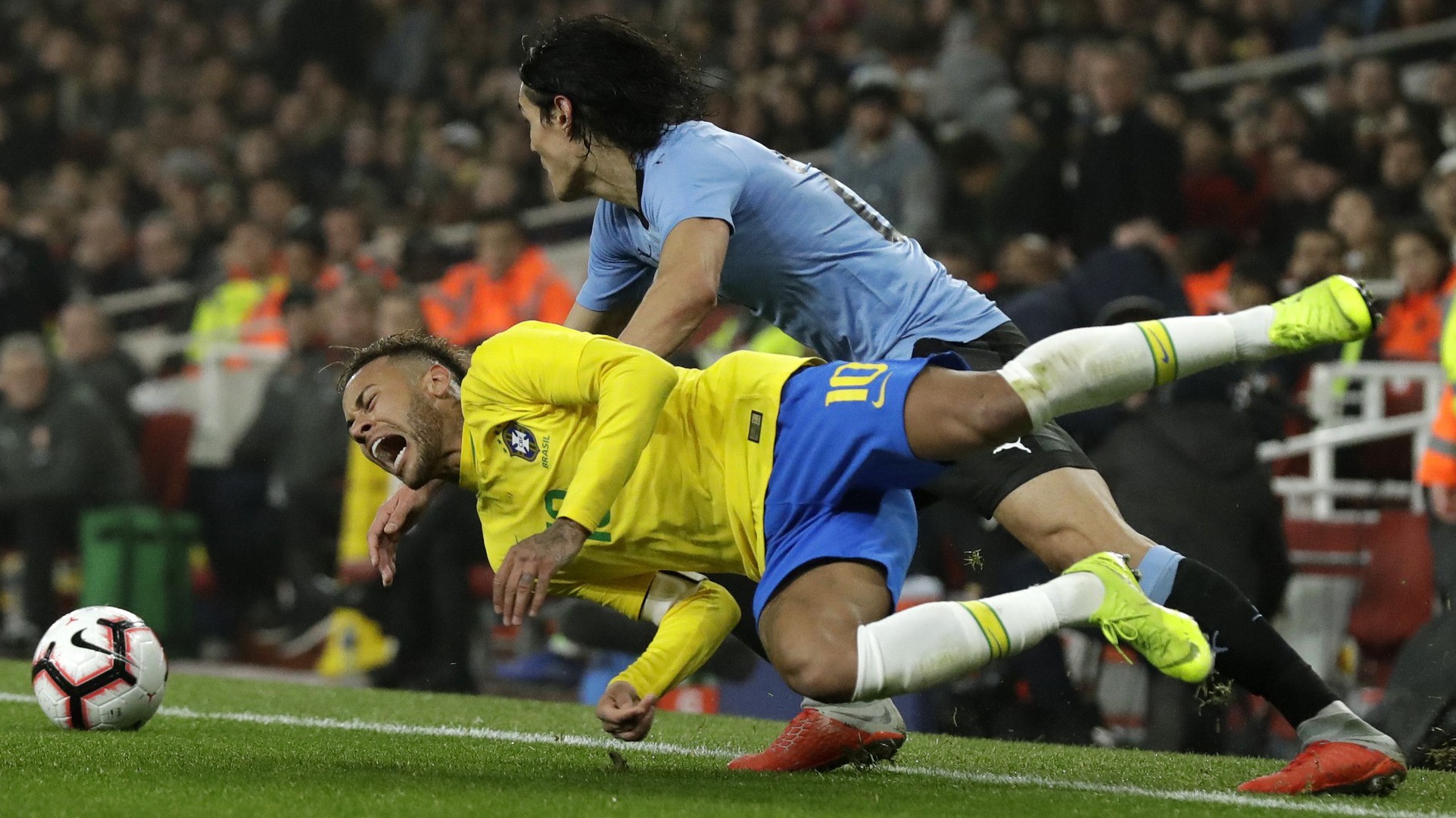 Edinson Cavani nói gì sau tình huống bị cho là cố tình phạm lỗi với Neymar vì “bằng mặt không bằng lòng” ở PSG?