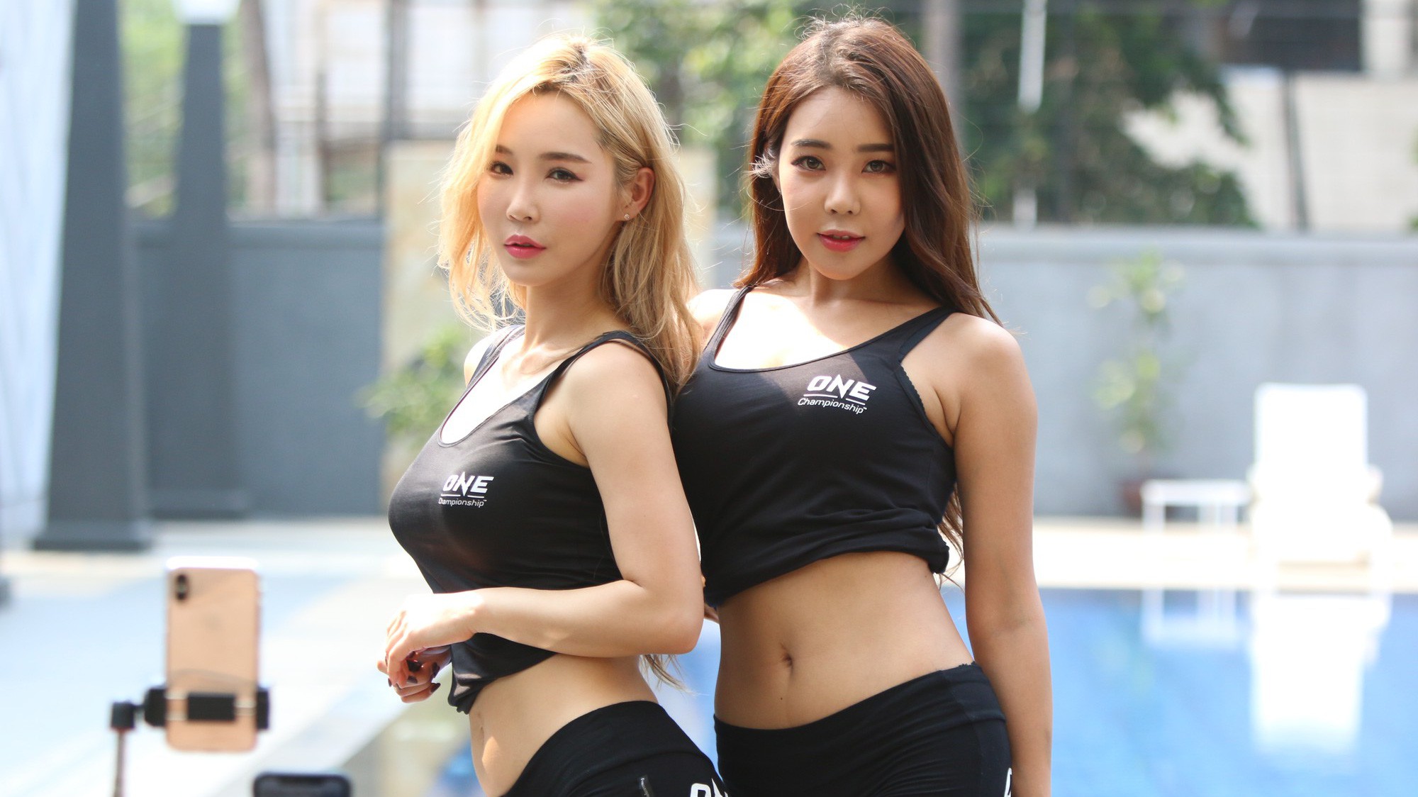 Các nàng Ring Girl ONE Championship khoe sắc cạnh bể bơi