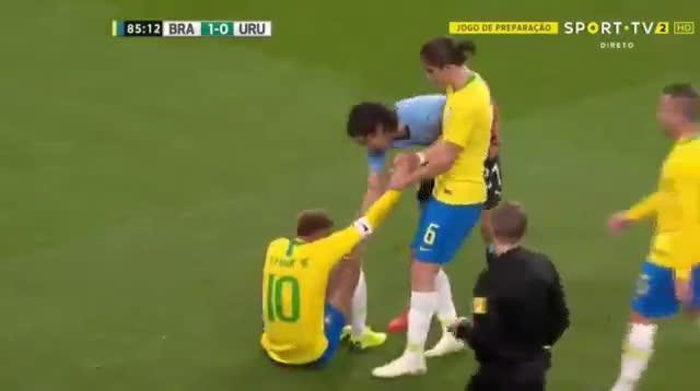 Edinson Cavani nói gì sau tình huống triệt hạ Neymar? - Ảnh 2. Edinson Cavani nói gì sau tình huống triệt hạ Neymar? - Ảnh 2.
