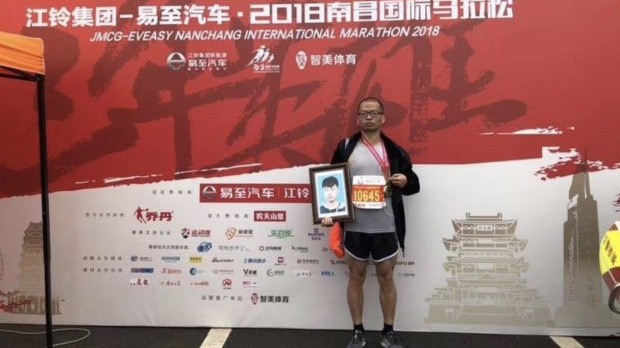 Hình ảnh lấy nước mắt người xem: Cha ôm "ảnh con" chạy marathon và gục xuống khóc ở vạch đích