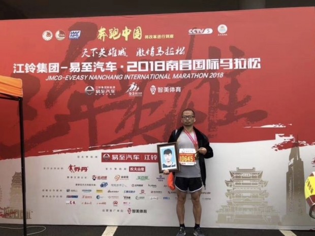 Hình ảnh lấy nước mắt người xem: Cha ôm ảnh con chạy marathon và gục xuống khóc ở vạch đích - Ảnh 3. Hình ảnh lấy nước mắt người xem: Cha ôm ảnh con chạy marathon và gục xuống khóc ở vạch đích - Ảnh 3.