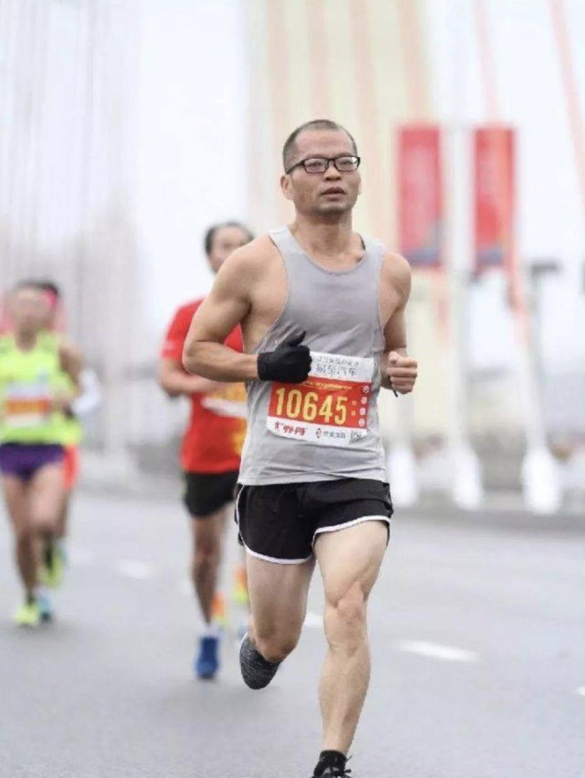 Hình ảnh lấy nước mắt người xem: Cha ôm ảnh con chạy marathon và gục xuống khóc ở vạch đích - Ảnh 5. Hình ảnh lấy nước mắt người xem: Cha ôm ảnh con chạy marathon và gục xuống khóc ở vạch đích - Ảnh 5.