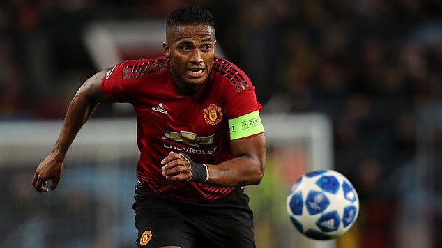 Tiết lộ lí do thực sự bị gạt khỏi đội hình Man Utd, đội trưởng Valencia gián tiếp tố Jose Mourinho nói dối