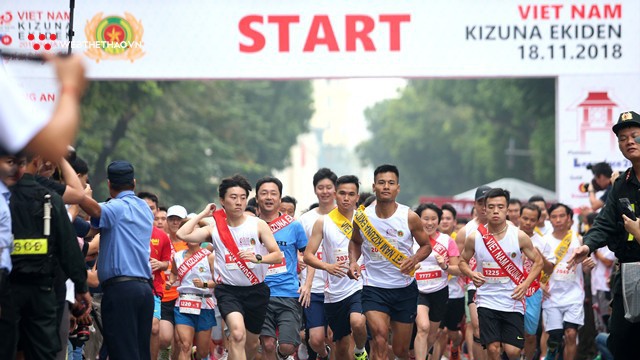 Hơn 800 runner hào hứng hưởng ứng giải chạy tiếp sức Kizuna Ekiden