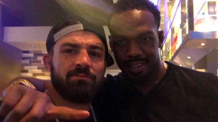 Jon Jones đã truyền "tuyệt chiêu" gì cho Mike Perry?