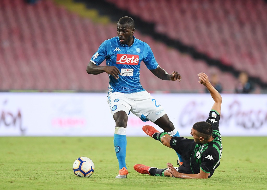 Phá kỷ lục chuyển nhượng có giúp Man Utd mua được trung vệ của Napoli? - Ảnh 5. Phá kỷ lục chuyển nhượng có giúp Man Utd mua được trung vệ của Napoli? - Ảnh 5.