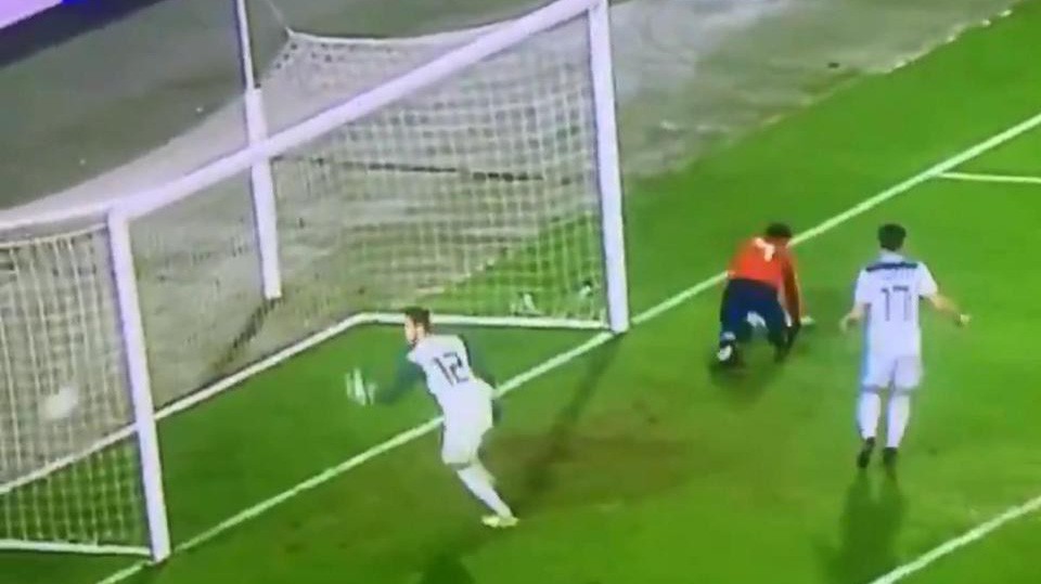 Ở tình huống "đá vào dễ hơn ra ngoài", Alvaro Morata gây ngỡ ngàng vì làm điều khó hơn!