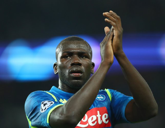Phá kỷ lục chuyển nhượng có giúp Man Utd mua được trung vệ của Napoli? - Ảnh 3. Phá kỷ lục chuyển nhượng có giúp Man Utd mua được trung vệ của Napoli? - Ảnh 3.
