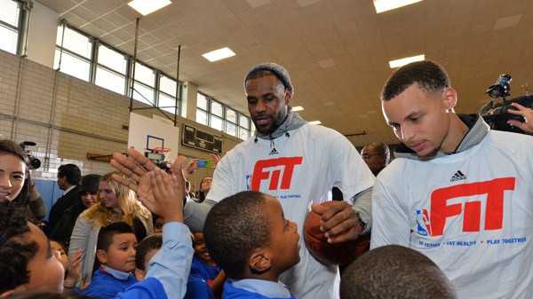 Gu làm phim của Stephen Curry thật khác với LeBron James