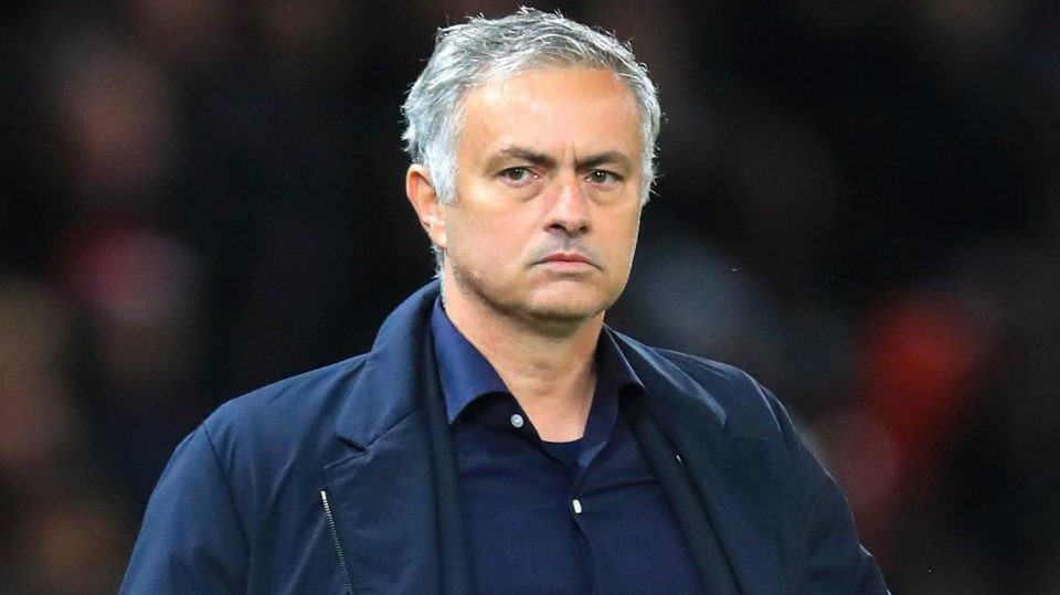 Jose Mourinho thoát án phạt của FA nhờ... đội trưởng của Liverpool