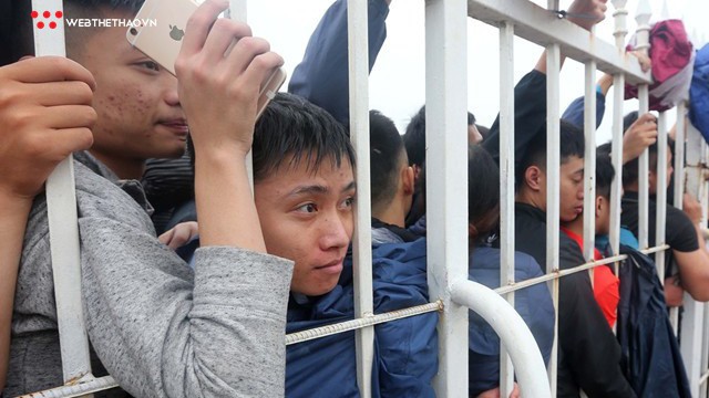 Pháp luật thể thao: Đưa người không có vé vào sân, "phe vé" có thể bị xử lý thế nào?