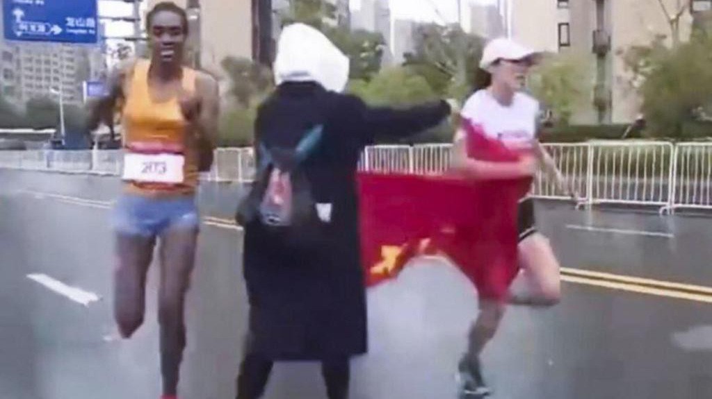 VĐV marathon Trung Quốc bị chỉ trích khi rút đích cùng đối thủ châu Phi