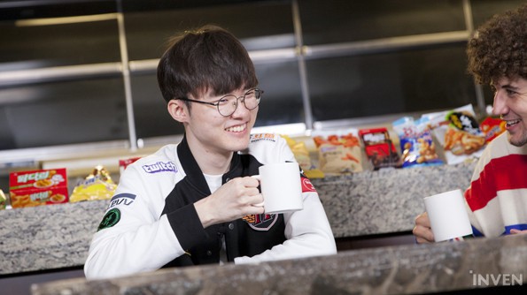 Faker - Chàng game thủ tài năng đẹp trai như idol, kiếm 100 tỷ/năm