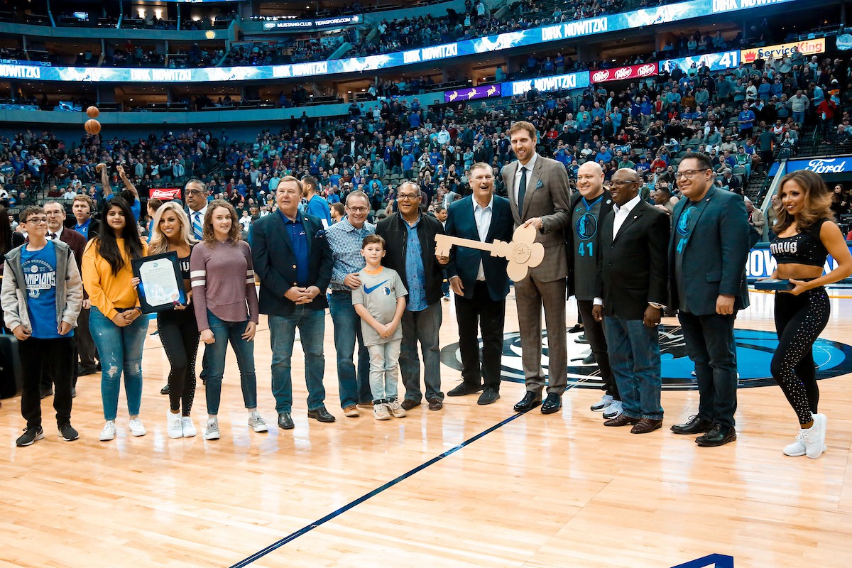 Dirk Nowitzki được thành phố Dallas tri ân sau 20 năm cống hiến - Ảnh 1.