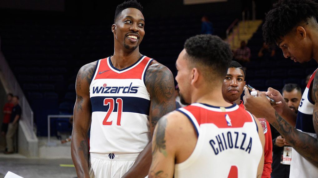 Sau bê bối với gái chuyển giới, Dwight Howard phải phẫu thuật để bớt "đau mông"