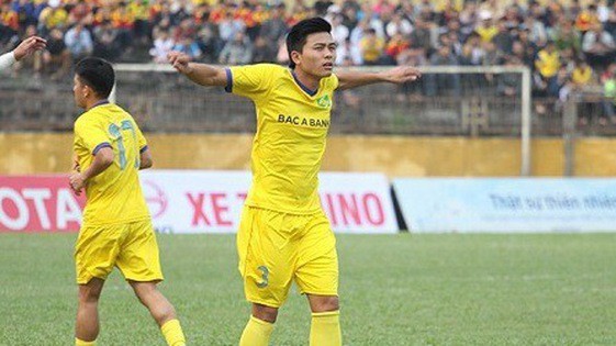 Không "phá" được hợp đồng, trung vệ Mạnh Hùng tiếp tục ở lại SLNA