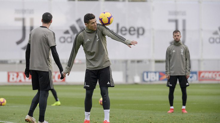 Người hâm mộ lại phát cuồng khi Ronaldo trở thành nghệ sĩ tung hứng trên sân tập
