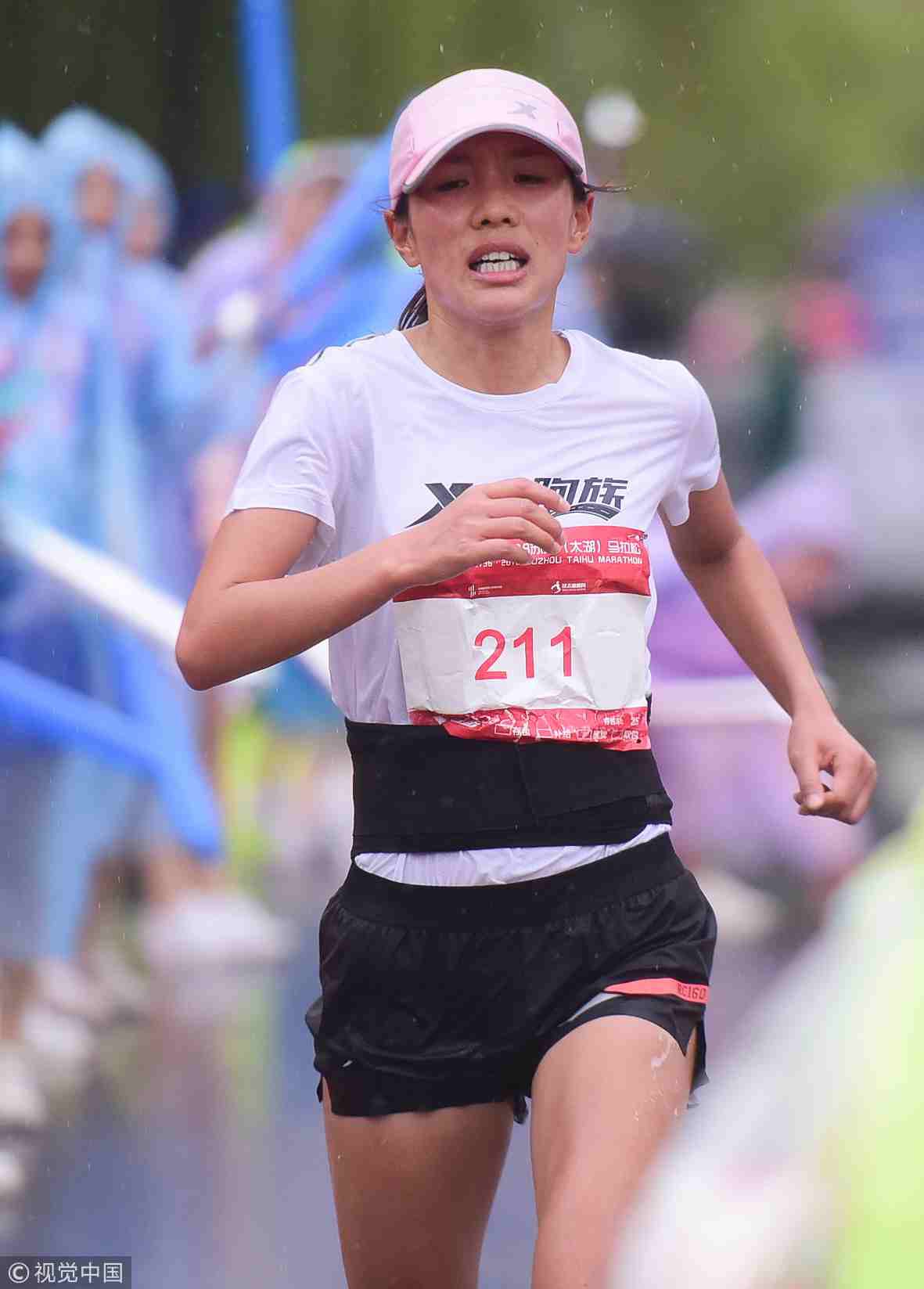 Trung Quốc tuýt còi giải chạy marathon thiếu chuyên nghiệp khiến VĐV chủ nhà mất chức vô địch - Ảnh 5. Trung Quốc tuýt còi giải chạy marathon thiếu chuyên nghiệp khiến VĐV chủ nhà mất chức vô địch - Ảnh 5.