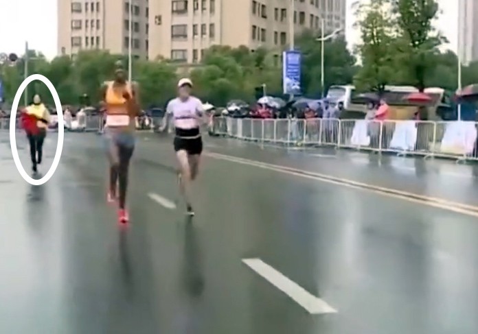 Trung Quốc tuýt còi giải chạy marathon thiếu chuyên nghiệp khiến VĐV chủ nhà mất chức vô địch - Ảnh 3. Trung Quốc tuýt còi giải chạy marathon thiếu chuyên nghiệp khiến VĐV chủ nhà mất chức vô địch - Ảnh 3.