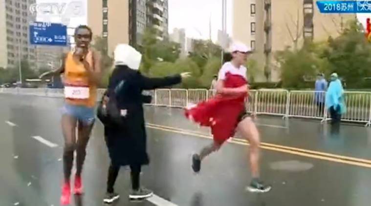 Trung Quốc tuýt còi giải chạy marathon thiếu chuyên nghiệp khiến VĐV chủ nhà mất chức vô địch - Ảnh 4. Trung Quốc tuýt còi giải chạy marathon thiếu chuyên nghiệp khiến VĐV chủ nhà mất chức vô địch - Ảnh 4.