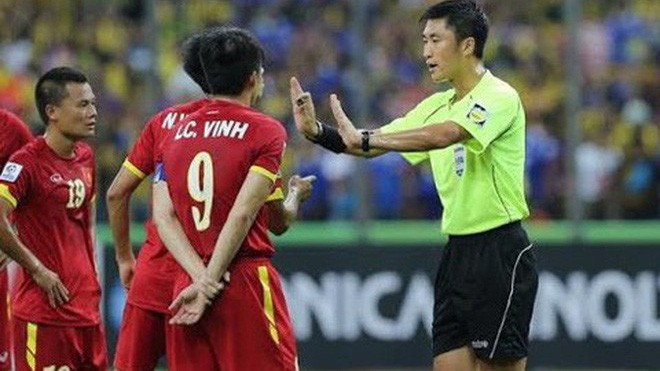Chưa cầm còi trận VN gặp Campuchia, trọng tài Trung Quốc đã nhận “gạch đá”