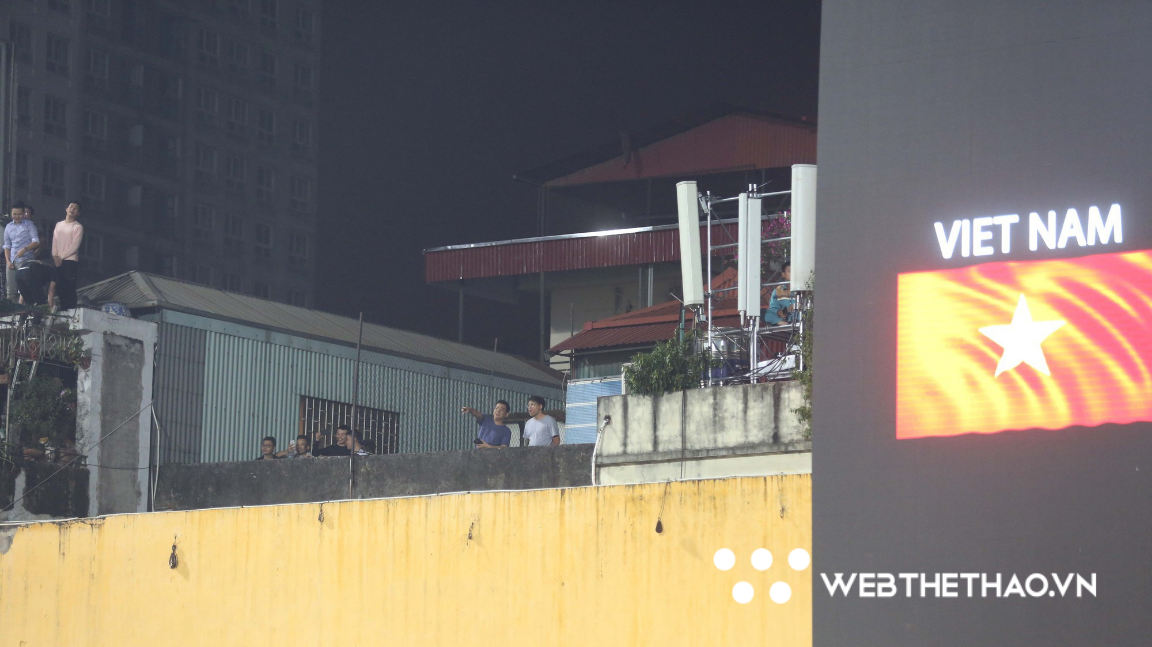 Khán đài "dã chiến" 0 đồng tại sân Hàng Đẫy trận Việt Nam - Campuchia