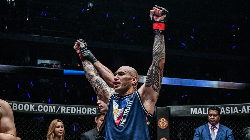 Nhà vô địch ONE Championship: "Nên nhớ người Philippines có tới 5 chiếc đai nhé!"