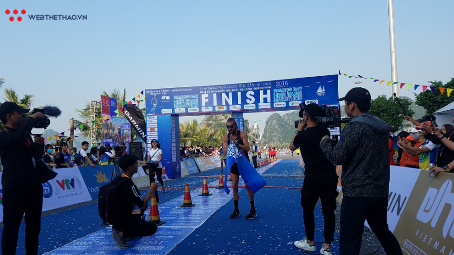 ĐKVĐ 100km VMM chịu thua kỷ lục gia 100km thế giới Lee Grantham ở Hạ Long - Ảnh 6. ĐKVĐ 100km VMM chịu thua kỷ lục gia 100km thế giới Lee Grantham ở Hạ Long - Ảnh 6.