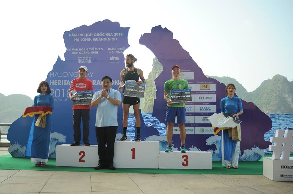 ĐKVĐ 100km VMM chịu thua kỷ lục gia 100km thế giới Lee Grantham ở Hạ Long - Ảnh 9. ĐKVĐ 100km VMM chịu thua kỷ lục gia 100km thế giới Lee Grantham ở Hạ Long - Ảnh 9.