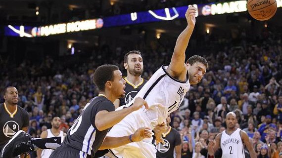 Được ví với Stephen Curry, Brook Lopez phá ngay kỷ lục đáng quên của người đồng nghiệp
