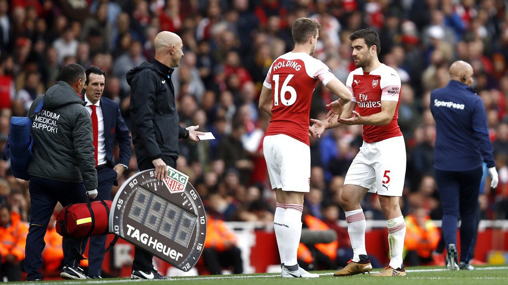 Tại sao Unai Emery sẽ phải đau đầu về lựa chọn khó khăn cho cặp trung vệ của Arsenal?