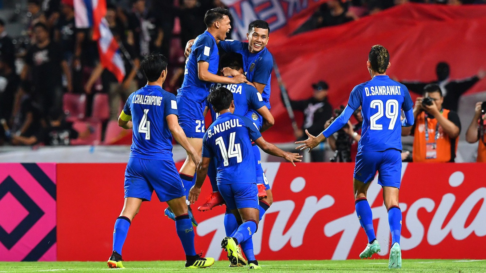 HLV Thái Lan nói gì khi đội nhà đứng đầu vòng bảng AFF Cup 2018?