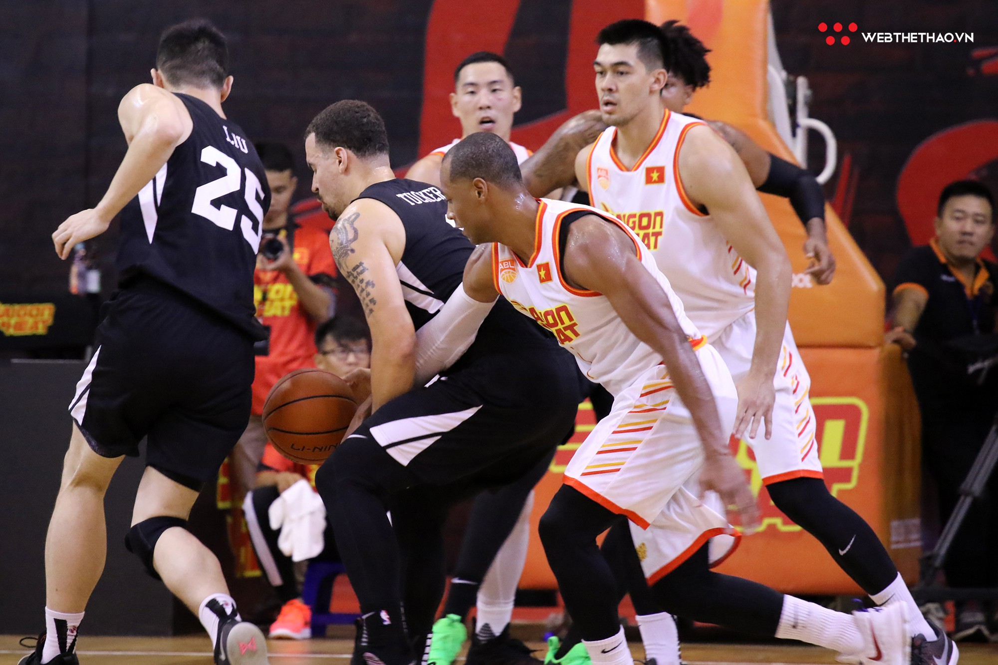 Trevon Hughes và Sang Đinh xuất sắc mang về chiến thắng nghẹt thở cho Saigon Heat trước Macau Black Bears - Ảnh 3. Trevon Hughes và Sang Đinh xuất sắc mang về chiến thắng nghẹt thở cho Saigon Heat trước Macau Black Bears - Ảnh 3.