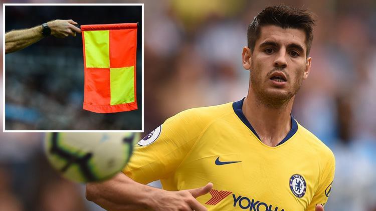 Alvaro Morata chấp cả một đội bóng về kỷ lục... việt vị ở giải Ngoại hạng Anh
